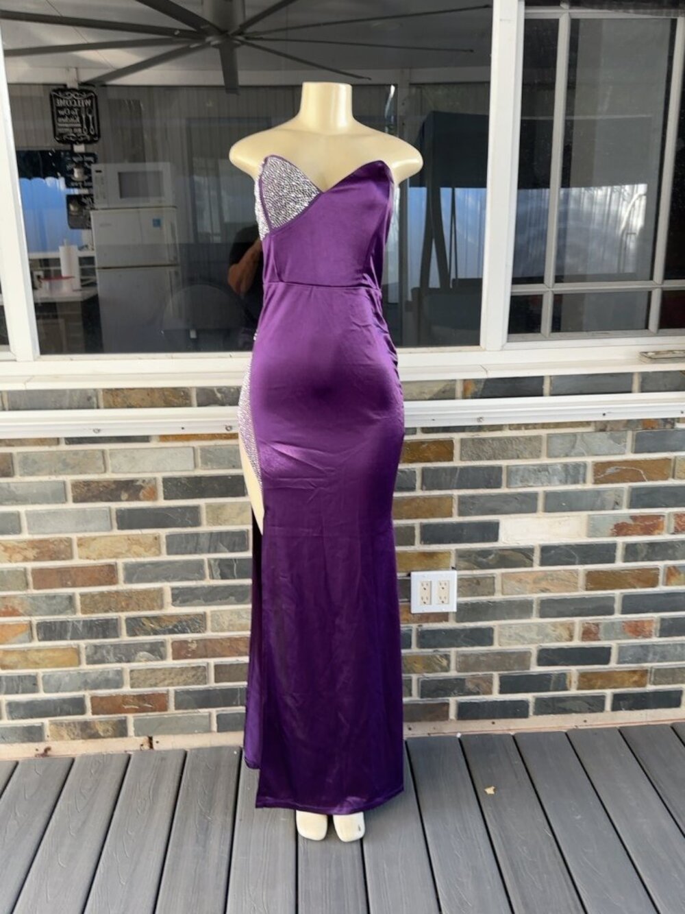 vestido largo morado satinado :